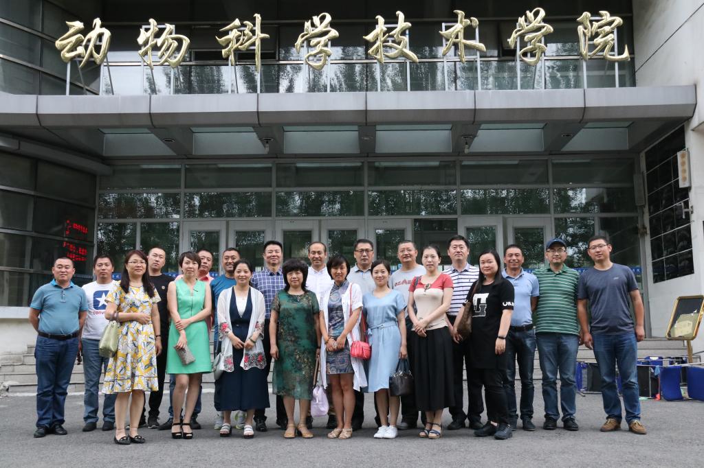 动科学院哈尔滨校友会理事在学院门前合影